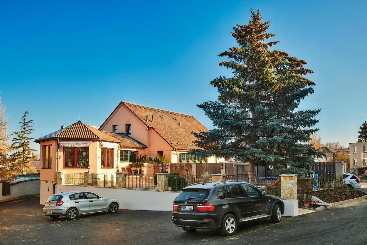 Penzion Al Capone Mnisek Mníšek pod Brdy Buitenkant foto