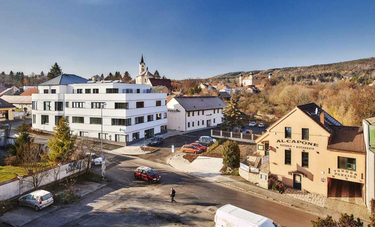 Penzion Al Capone Mnisek Mníšek pod Brdy Buitenkant foto